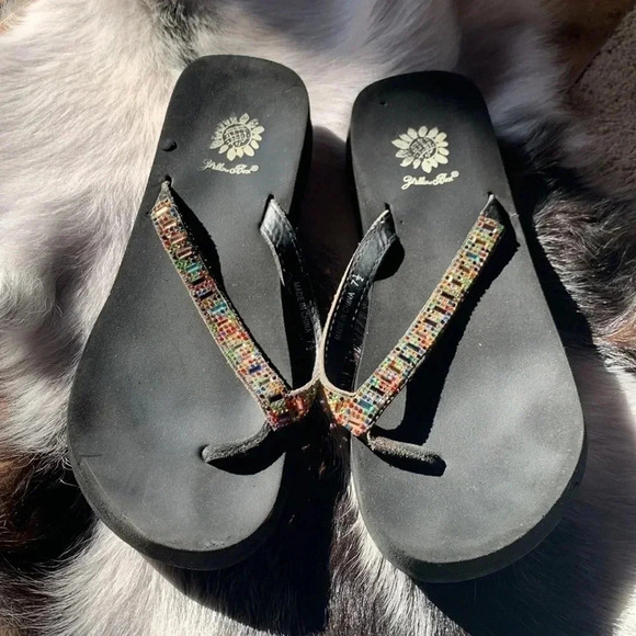 Yellow box flip flops size 7 1/2 multi colored stones - Picture 2 of 6